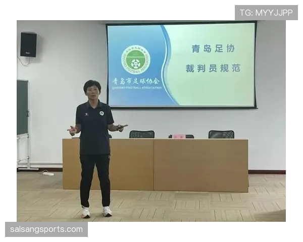 足球中断规则详解:裁判中止比赛的具体判罚条件与流程 足球中断规则详解:裁判中止比赛的具体判罚条件与流程